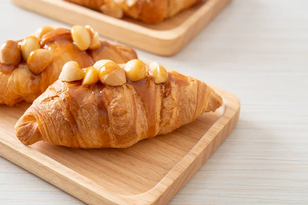 Croissant Avec Macadamia Caramel Sur Plaque Bois — Photo