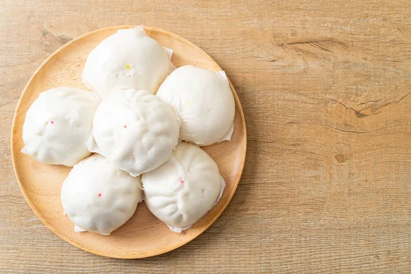 木の板に饅頭を詰め 中華料理スタイル — ストック写真