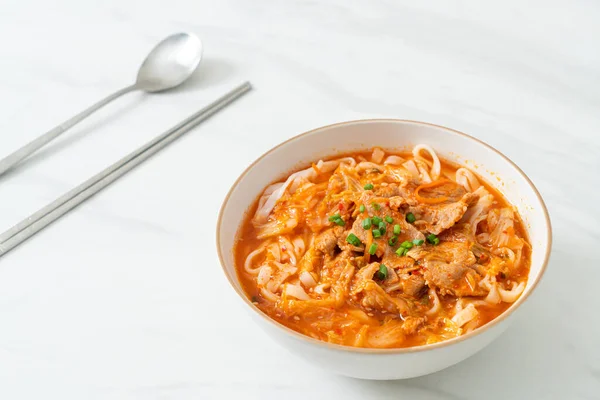 Ramen Udon Korea Dengan Daging Babi Dalam Sup Kimchi Gaya — Stok Foto