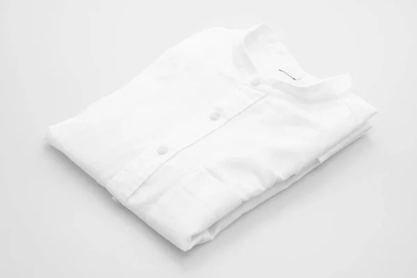 白いシャツが白い背景に折り畳まれ — ストック写真