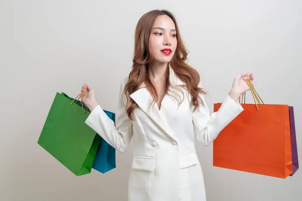 Portret Mooie Aziatische Vrouw Holding Boodschappentas Witte Achtergrond — Stockfoto