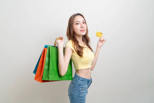 Retrato Bela Mulher Asiática Segurando Saco Compras Cartão Crédito Fundo — Fotografia de Stock