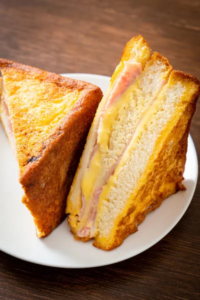 Beyaz tabakta ev yapımı jambonlu peynir.