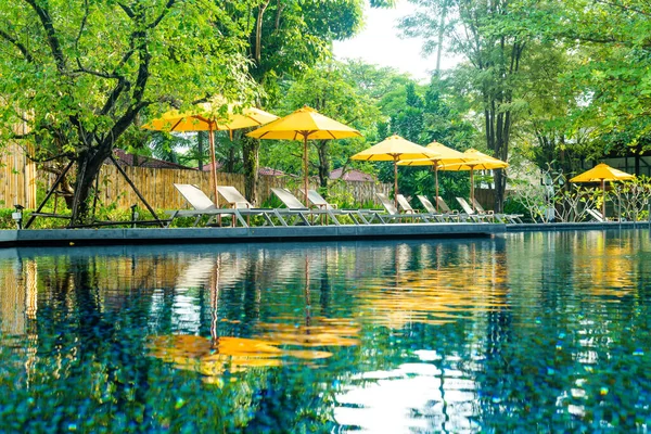 Paraply Och Pool Säng Dekoration Runt Poolen Hotellet Resort — Stockfoto