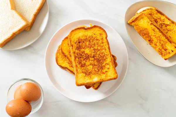 朝食用のホワイトプレートにフレンチトースト — ストック写真