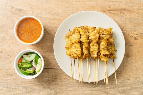 Fıstık soslu domuz eti turşusu salatalık dilimleri ve sirkeli soğan Asya yemeği tarzı.