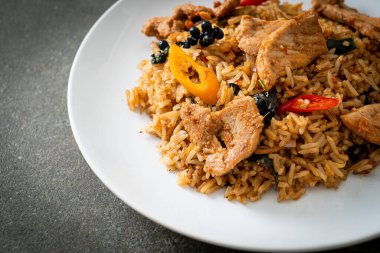 Asya usulü baharatlı kızarmış domuz pirinci.