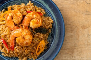 Asya usulü karides ve baharatlı pilav.