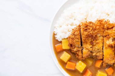 Körili ve pirinçli kızarmış domuz pirzolası. Japon usulü.