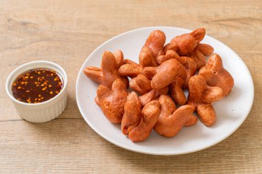 soslu kızarmış sosis.