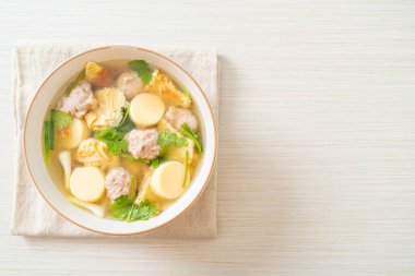 Kızarmış yumurta çorbası ya da kıymalı omlet çorbası.