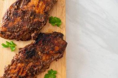 Baharatlı ızgara Jamaika usulü kurutulmuş tavuk.