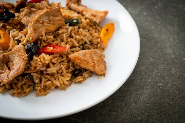 Asya usulü baharatlı kızarmış domuz pirinci.
