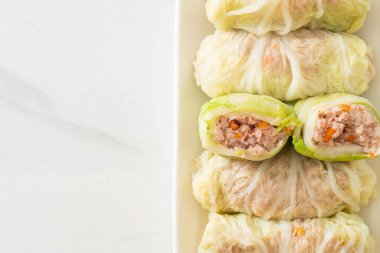 Çin lahanasına sarılı ev yapımı kıymalı domuz eti ya da haşlanmış lahana.