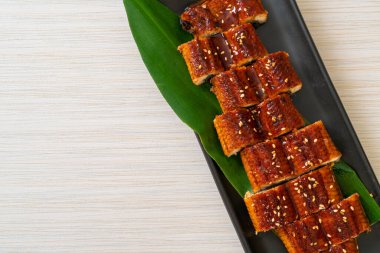 Dilimlenmiş yılan balığı ya da soslu ızgara unagi (Kabayaki) - Japon yemeği tarzı.