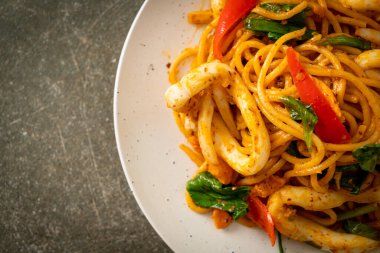 Kızarmış spagetti, tuzlanmış yumurta ve kalamar. Füzyon yemek stili.