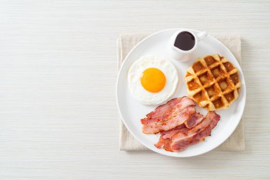 Kahvaltıda pastırmalı yumurta ve waffle.