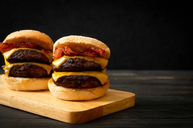Peynir ve pastırmalı hamburger veya sığır burger - sağlıksız yemek tarzı.