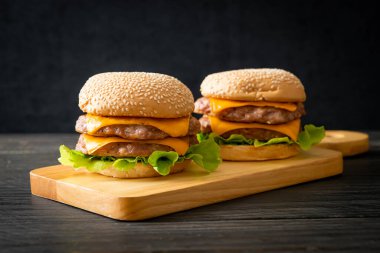 Domuz burger veya ahşap tahtada peynirli domuz burger.