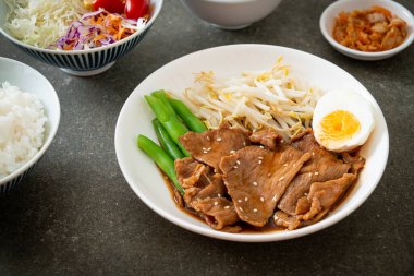 Susamlı teriyaki domuz kızartması, fasulye filizi, haşlanmış yumurta ve pirinç seti - Japon yemek tarzı.