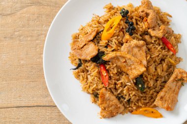 Asya usulü baharatlı kızarmış domuz pirinci.