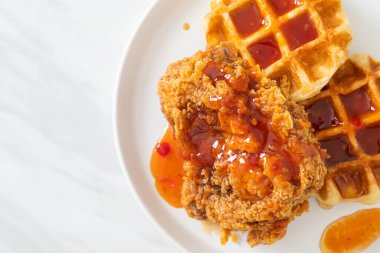 Waffle ve baharatlı soslu ev yapımı kızarmış tavuk