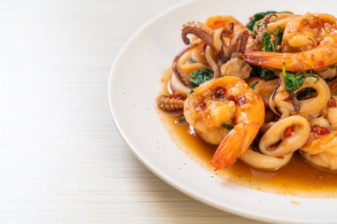 Tayland fesleğenli kızarmış deniz ürünleri (karides ve kalamar) - Asya usulü