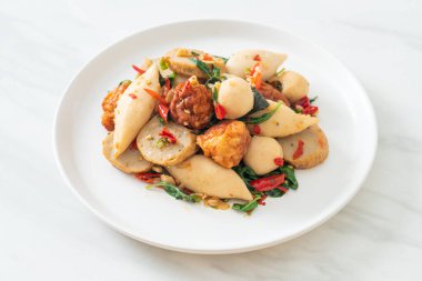 Baharatlı kızarmış balık köftesi ve şifalı otlar.