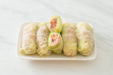 Çin lahanasına sarılı ev yapımı kıymalı domuz eti ya da haşlanmış lahana.