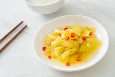 Baharatlı salata turşusu lahana ya da susam yağlı kereviz Asya yemeği tarzı.