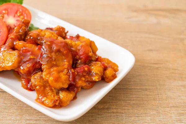 Kızarmış balığın üstünde 3 farklı tat (tatlı, ekşi, baharatlı) biber sosu