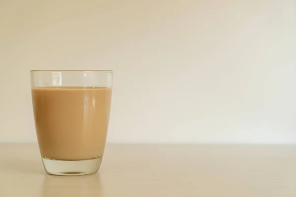 Kaffee Latte Glas Mit Trinkfertigen Kaffeeflaschen Auf Dem Tisch — Stockfoto