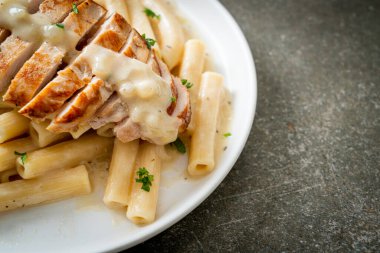 Ev yapımı kuadrotto makarna beyaz kremalı sos ve ızgara tavuk.