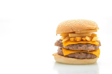 Beyaz arka planda peynirli domuz burger ve patates kızartması.