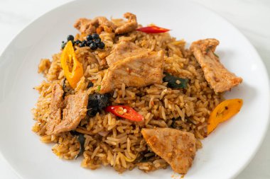 Asya usulü baharatlı kızarmış domuz pirinci.