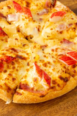 jambonlu ve yengeçli pizza veya Hawaii pizzası.