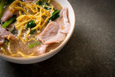 Soslu domuz etli çıtır erişte, Asya usulü.