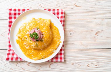 Pirinçli kremalı omlet veya jambonlu pilav ve yumuşak omlet.