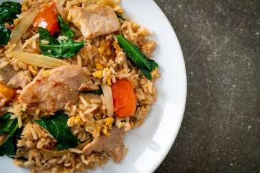 Beyaz tabakta domuz etli ev yapımı pilav.