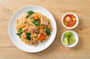 Beyaz tabakta domuz etli ev yapımı pilav.