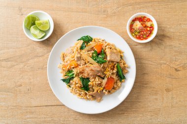 Beyaz tabakta domuz etli ev yapımı pilav.