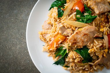 Beyaz tabakta domuz etli ev yapımı pilav.