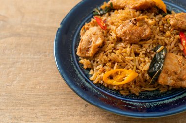Asya usulü baharatlı kızarmış domuz pirinci.