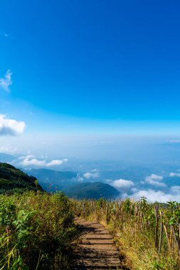Tayland, Chiang Mai 'deki Kew Mae Pan Doğa Yolu' nda bulutlu ve mavi gökyüzü olan güzel bir dağ tabakası.