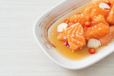 Taze salamura edilmiş somon balığı ya da soya sosu. Asya usulü.