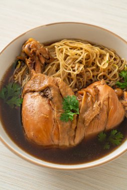 Kahverengi Çorba Kasesi 'nde haşlanmış tavuklu erişte, Asya usulü.