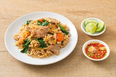 Beyaz tabakta domuz etli ev yapımı pilav.