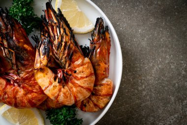 Izgara kaplan karidesi ya da limonlu karides.