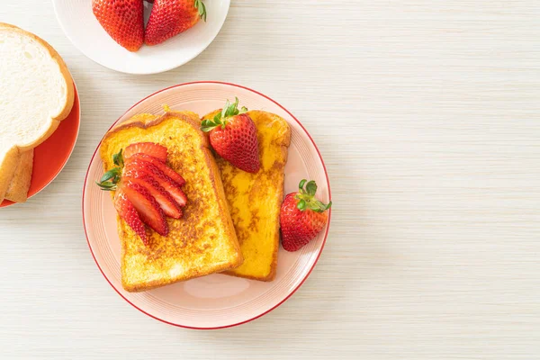 French Toast Mit Frischen Erdbeeren Auf Teller — Stockfoto