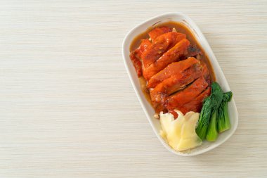 Pekin ördeği ya da ızgara kırmızı soslu kızarmış ördek Çin yemeği tarzı.